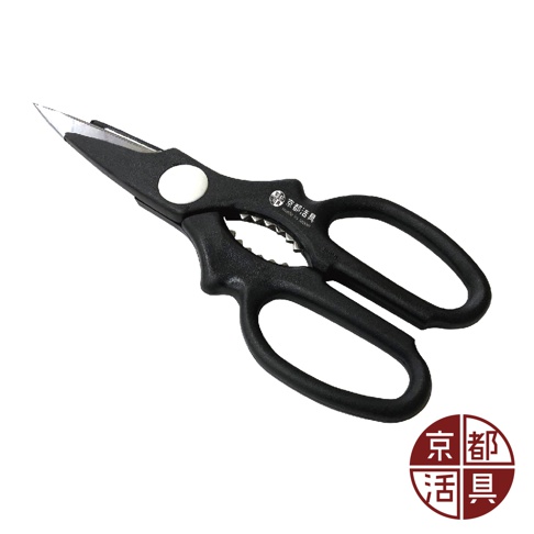 一把黑色手柄的不鏽鋼萬用料理剪刀，具有銀色刀刃和一個白色轉軸。剪刀的刀刃部分有鋸齒狀的切割邊緣。