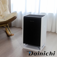 白色邊框搭配黑色格柵面板的HYBRID混合式空氣清淨機，設有Dainichi Plus標誌，放置於木質地板上，背景為白色窗簾。