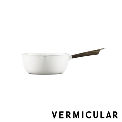 這是一個Vermicular品牌的白色琺瑯鑄鐵雪平鍋，鍋身呈現圓潤簡約的純白外觀，配有質地細膩的深褐色木質手柄，整體採側面視角呈現，下方並標示著Vermicular品牌名稱。