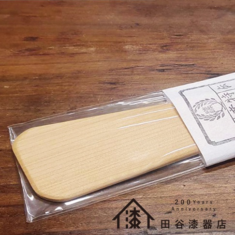 輪島塗漆能登檜料理鏟，淺木色，材質為檜木，表面呈現細緻木紋，帶有透明包裝，右側有日文標籤。