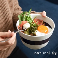 海軍風條紋丼碗，白色碗身帶有兩條深藍色寬條紋，碗內盛有米飯、半熟荷包蛋、酪梨、番茄及綠葉蔬菜，由手持湯匙的人捧著。