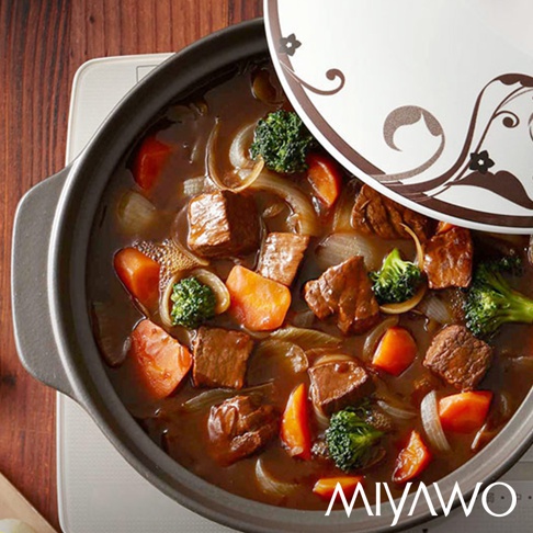 IH系列6.5號耐溫差陶土湯鍋，內盛燉牛肉、胡蘿蔔、洋蔥及花椰菜，湯鍋為深灰色，鍋蓋為白色，飾有褐色花紋。