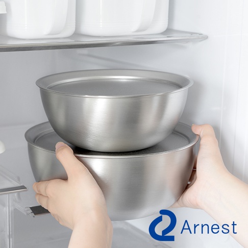 兩個防刮不鏽鋼調理碗，一個疊在另一個上方，皆配有銀色蓋子。碗為金屬銀色，表面光滑。