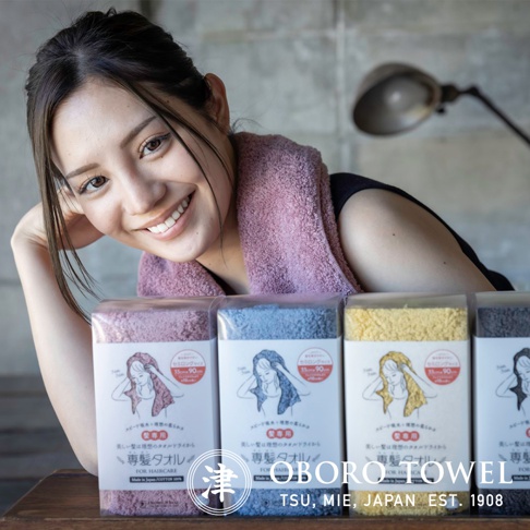 四款獨立包裝的專髮擦髮巾，分別為粉色、藍色、黃色和灰色，材質厚實，表面帶有紋理。