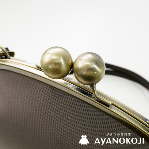 AYANOKOJI 品牌京都職人手作大玉口金斜背包，古董金色金屬球扣細節，展現精緻工藝。