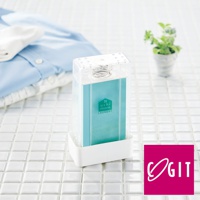 透明塑膠外殼的長方形泡沫洗衣皂盒，內含淺藍色皂盒，頂部有銀色彈簧和透氣孔。產品底部有白色底座，背景是白色瓷磚和疊放的藍色襯衫及白色襪子。