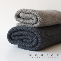 兩條捲起來的VINTAGE鬆餅紋棉麻混紡大浴巾，一條為淺灰色，另一條為深灰色，質地柔軟，紋理清晰。