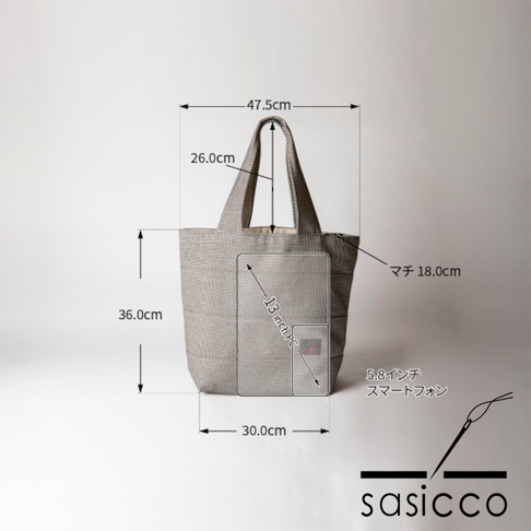 淺灰色三河木綿刺子織大容量托特包，附有尺寸標示：寬47.5cm、高36cm、厚18cm，提把高26cm。包面上置有13吋平板電腦和5.8吋智慧型手機示意圖。