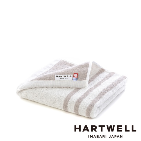 今治毛巾，白色搭配淺棕色條紋，材質柔軟，標籤上印有「HARTWELL IMABARI JAPAN」字樣。