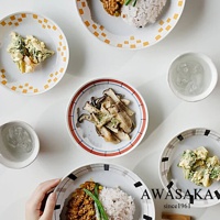 Antico Line 西歐復古甜點配菜盤五件組，白色陶瓷盤，邊緣飾有橘色、紅色或灰黑色格紋與線條設計，盛裝沙拉、炒菇、咖哩飯等料理，搭配一杯冰水。