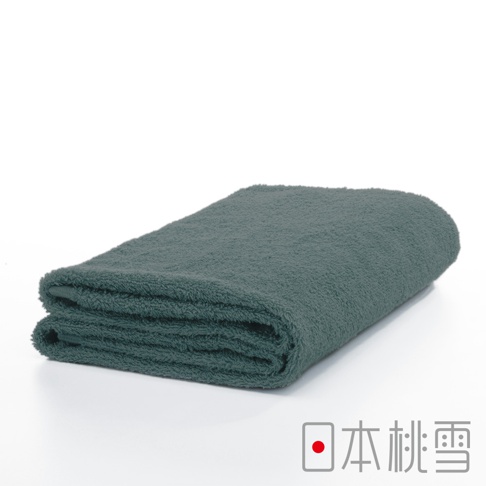 一張深灰色的精梳棉飯店浴巾，對折後平鋪在白色背景上，浴巾質地蓬鬆柔軟。