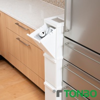 白色三層抽屜式分類垃圾桶，頂層抽屜打開，內有數個鋁罐。垃圾桶緊鄰廚房木紋櫥櫃和不銹鋼冰箱。