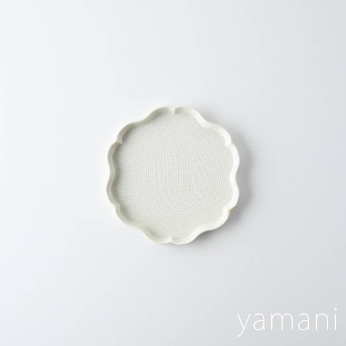 美濃燒花型甜點盤，白色，帶有細緻網格紋理，邊緣為波浪狀花瓣造型。