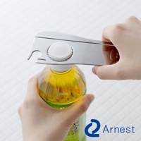 銀色不鏽鋼多功能開罐器，具有開瓶器、罐頭開口等功能，正在開啟一瓶綠色瓶裝飲料。