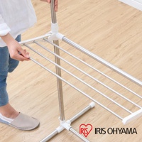 可伸縮不鏽鋼曬衣架，具有白色塑膠支架和多層銀色金屬晾曬桿，方便掛取衣物。