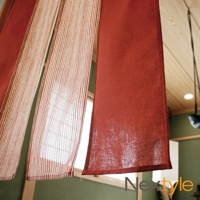 日製手作風四開式門簾，一側為紅褐色純色布料，另一側為紅白色細條紋半透明布料，材質輕薄，透光性佳。