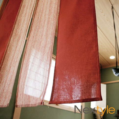 日製手作風四開式門簾，一側為紅褐色純色布料，另一側為紅白色細條紋半透明布料，材質輕薄，透光性佳。