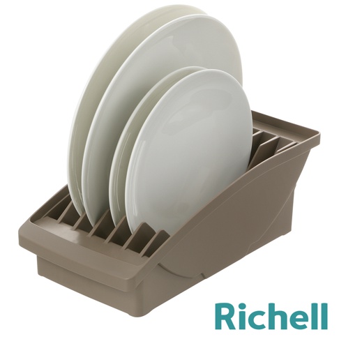 淺棕色餐盤架，可收納多個白色圓形餐盤，展示架上印有Richell品牌字樣