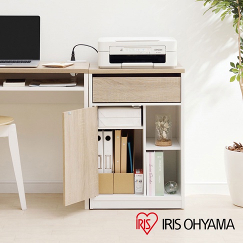 白色木質抽屜收納櫃，附有木紋面板的抽屜和門板，櫃內擺放有文件夾、書籍和裝飾品。