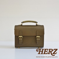 橄欖綠皮革迷你手提/斜肩兩用包，設有兩個金屬釦環和一個手提帶，簡約設計。