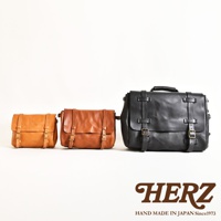 三款不同尺寸的職人手作皮革水洗加工復古郵差包，分別為淺棕色、棕色和黑色，皆採用復古風格的設計，配有金屬釦和皮革束帶。