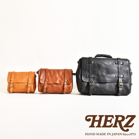 三款不同尺寸的職人手作皮革水洗加工復古郵差包，分別為淺棕色、棕色和黑色，皆採用復古風格的設計，配有金屬釦和皮革束帶。