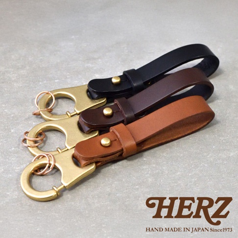 職人手作皮革鑰匙圈，共三色：黑色、深棕色、淺棕色。採用皮革製作，搭配金色鉤扣與銅製鎖圈，設計簡約實用。