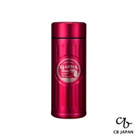 金屬材質的紅色城市咖啡保溫杯，杯身上印有 QAHWA 的圓形標誌，標誌內有熱帶鳥圖案及文字說明，杯身有垂直條紋設計。