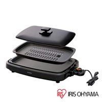 黑色烤網風電烤盤 APA-136，包含可拆卸的烤網、烤盤和黑色上蓋。電烤盤配有溫度控制旋鈕和電源線。