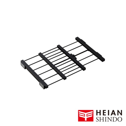 黑色金屬材質的伸縮縫隙置物架，具有層架設計，可調節寬度，最大可達43公分，適合放置於縫隙空間。