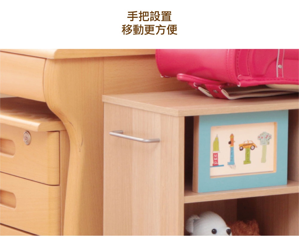 淺木色開放式收納推車，配有銀色金屬把手。推車左側有三個抽屜，右側展示櫃內有一個藍色框的兒童圖畫，下方擺放著玩偶。