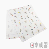 白色紗布毛巾，印有「小小馬戲團」圖案，角色為戴著小丑帽、表演雜耍的灰色小熊，輔以紅色、黃色、藍色的星星和三角形旗幟裝飾。