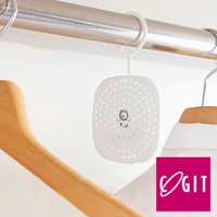 白色可掛式長效除臭防霉貼片，帶有圓形掛勾，表面佈滿小孔，中央有可愛卡通圖案與日期標示。