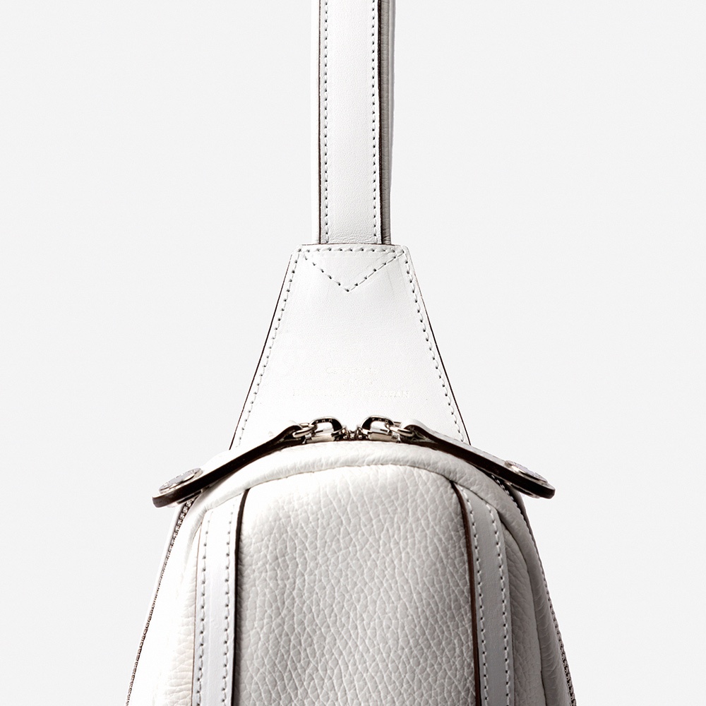 JETTER 隨身側背包 CJTE-021，白色荔枝紋皮革材質，配有銀色雙拉鍊與皮質背帶。