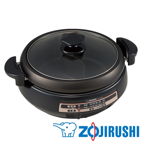 黑色圓形鴛鴦鐵板萬用鍋，配有透明玻璃鍋蓋和兩個黑色手柄。鍋體側邊設有溫度控制面板，顯示「保溫」、「燒烤」、「火鍋」等功能選項。