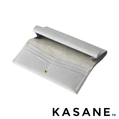 北海道KASANE品牌標誌下，是一款淺灰色義大利Sibilla皮革長夾，內裡開口展示，縫線精緻，設有多個卡槽和一個金屬按扣。