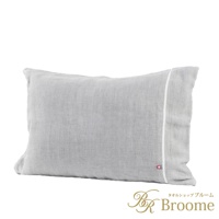 淺灰色五層紗枕套，質料輕柔，表面有細緻織紋，一側縫有白色滾邊，並帶有品牌小標籤。