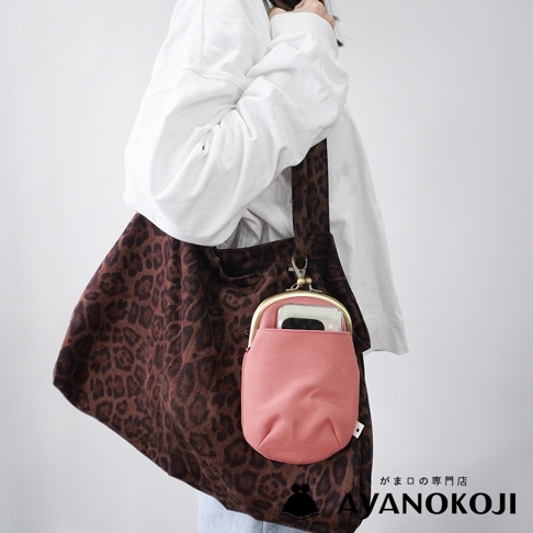 AYANOKOJI 品牌京都職人手作純棉帆布腰掛口金包，豹紋大包搭配鮭魚粉色系小口金包。