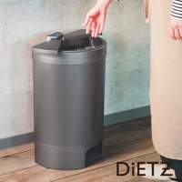 一個灰色的30公升自動感應靜音垃圾桶，側面有DIETZ品牌標誌，垃圾桶上方有一個半圓形感應蓋，蓋子已打開，露出裡面的垃圾袋。