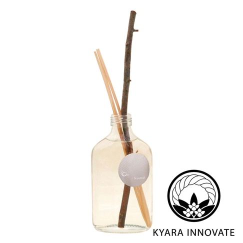 KYARA INNOVATE 擴香竹，裝在透明玻璃瓶中，瓶內有香氛液，插入兩根擴香竹和一根樹枝，標籤顯示 Neutral，右側有品牌標誌。
