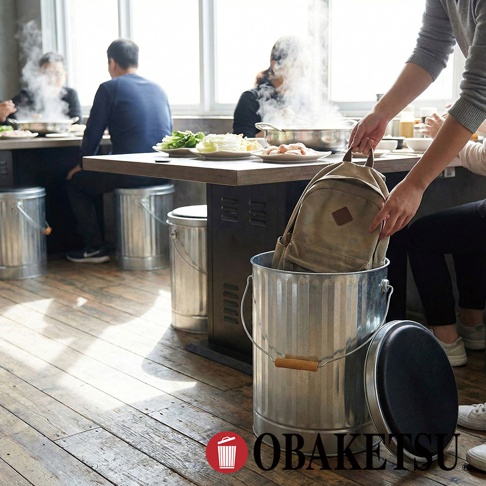 OBAKETSU 手工製儲物凳，銀色金屬材質，附有黑色座墊，可作為椅子兼收納桶使用。