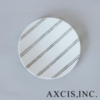 美濃燒手繪點心盤，白色盤面上飾有黑色斜向雙線條紋，為簡約設計。