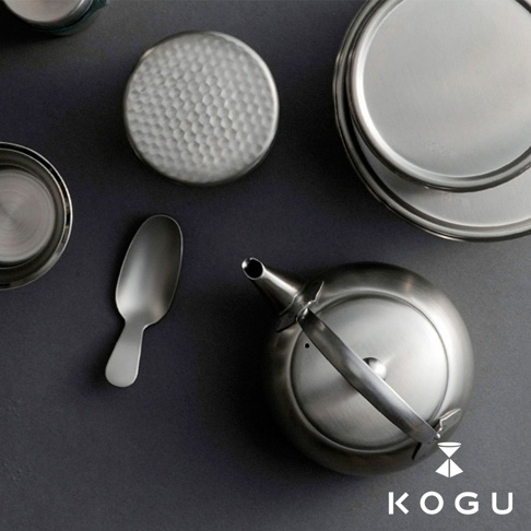 日製18-8不鏽鋼急須茶壺，銀色，帶有濾網，附有茶匙和杯墊。