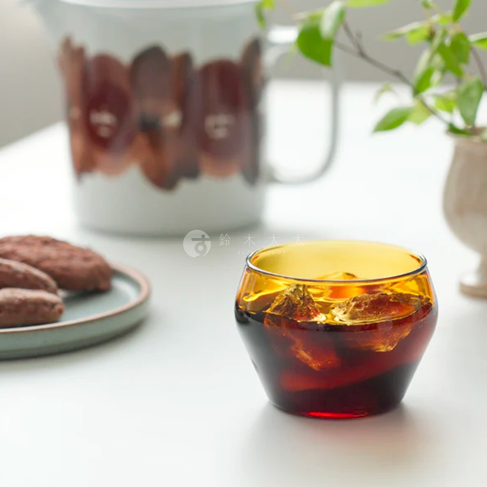 LAGOM 清透復古圓潤玻璃杯，琥珀色玻璃材質，杯內盛有冰塊與深色飲品，杯口呈黃色，整體呈現復古風格。