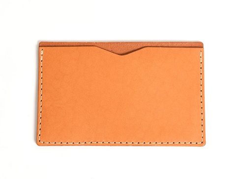 職人手作皮革存摺文件收納夾，採用淺棕色牛皮材質，邊緣以白色車線縫製，頂部中央有V型開口設計。