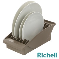 淺棕色餐盤架，可收納多個白色圓形餐盤，展示架上印有Richell品牌字樣