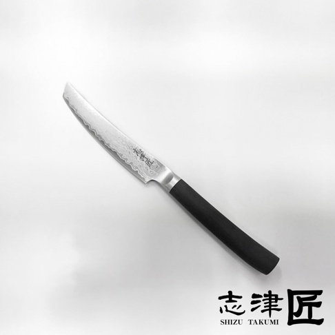 志津匠品牌牛排刀，刀刃呈現大馬士革紋路，搭配木質手柄。