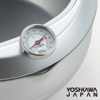 銀色金屬天婦羅油炸鍋，鍋緣設有圓形溫度計，讀數範圍為攝氏 0 至 220 度，指針指向約 160 度。