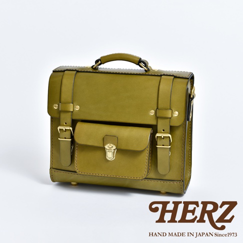 橄欖綠皮革學院風三用迷你後背包，配有翻蓋和金色鎖扣，側面有可調節皮帶和搭扣。