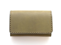 橄欖綠皮革製作的經典名片收納夾，採用手工縫線，設計簡潔，可夾於腰帶。